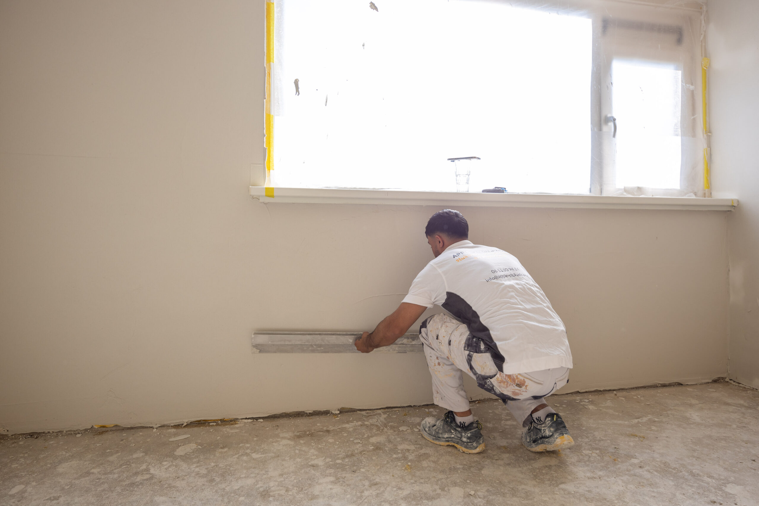 Glad stucwerk aanbrengen op een wand – stukadoor Raalte